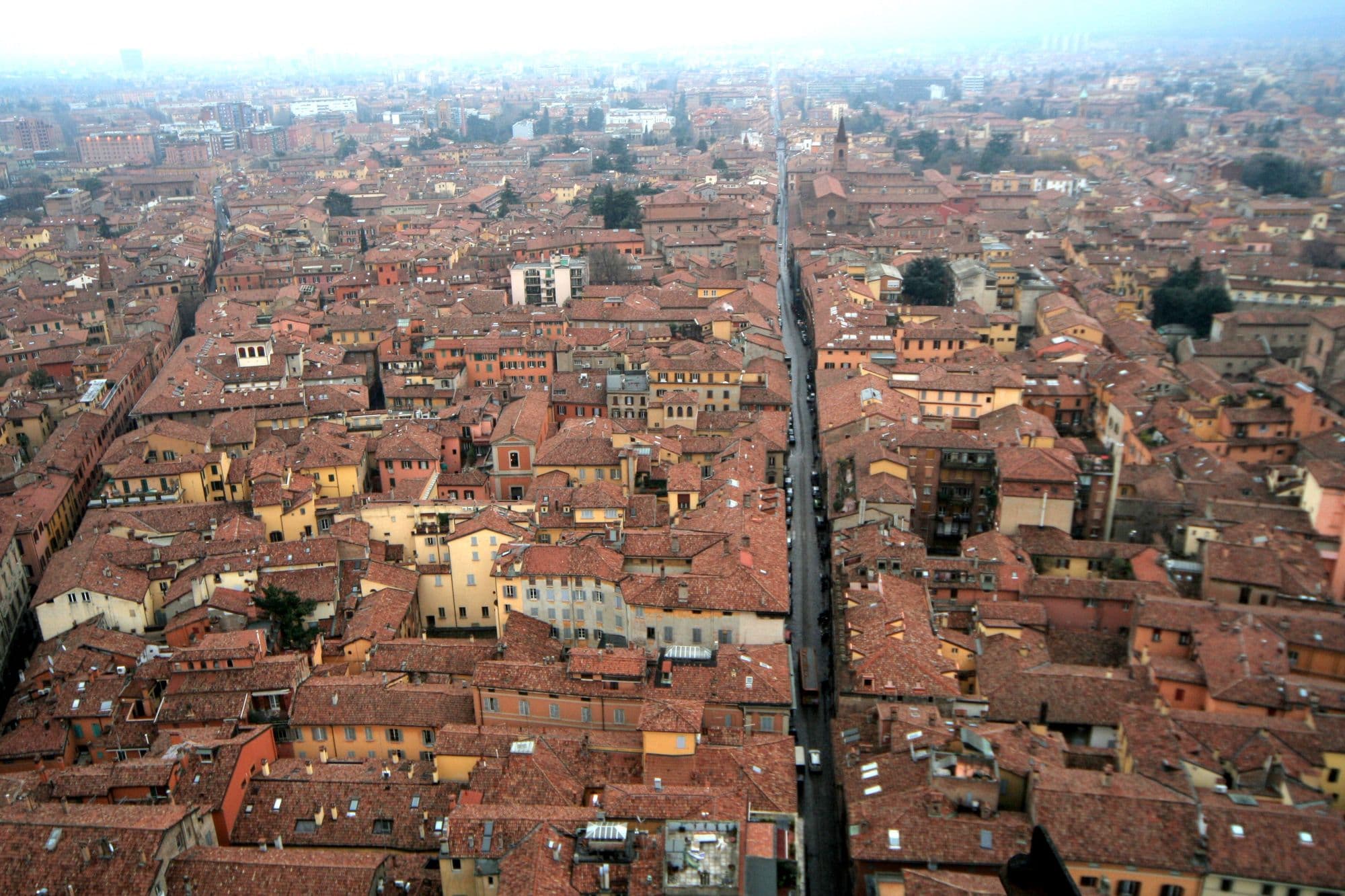 Bologna’nın kızıl kiremitli çatıları, gün batımına doğru şehir üzerinden panoramik görünüm