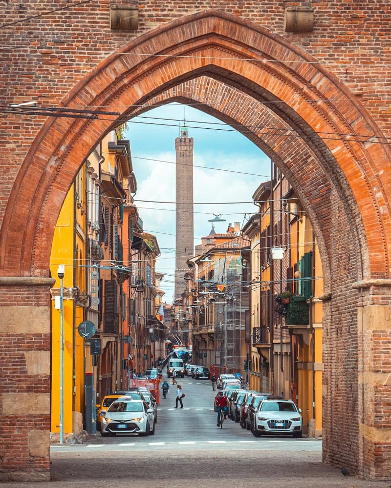 Bologna'da tuğla kemerin ardından Asinelli kulesine uzanan sokak