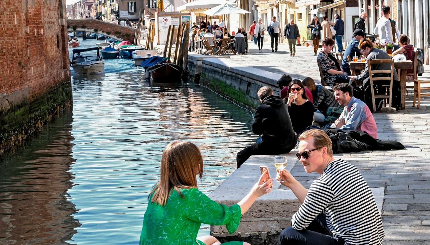 Kanal kenarında sohbet eden iki kişi