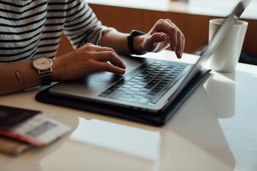 Dizüstü bilgisayarda yazı yazan eller